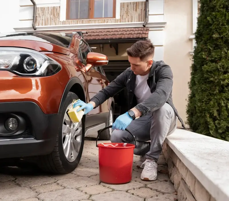 Lavage auto à domicile Sap-en-Auge : professionnel intervenant sur un véhicule